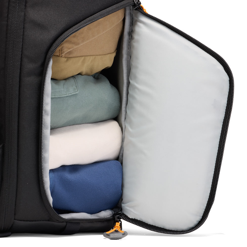 Lowepro_Fastpack_BP_250_AW_IV_side_opening_view.jpg